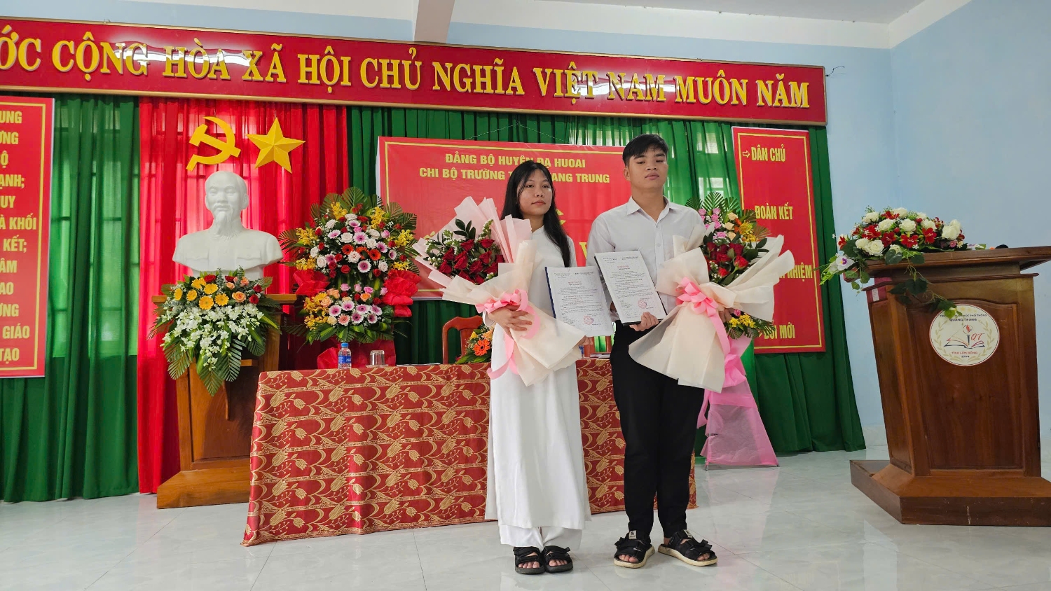 Em Thạch Mạnh Tuấn- lớp 12 A1 và em Trần Thị Thủy Tiên- lớp 12a2 vinh dự đứng vào hàng ngũ của Đảng