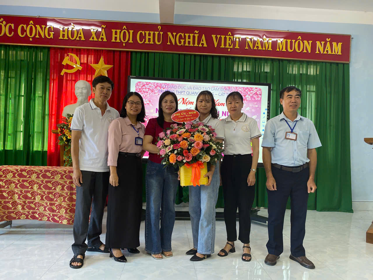 Thầy Nguyễn Văn Quân, Thầy Nguyễn Hữu Hưởng đại diện quý thầy tặng hoa chúc mừng quý cô nhân ngày 08/03/2026