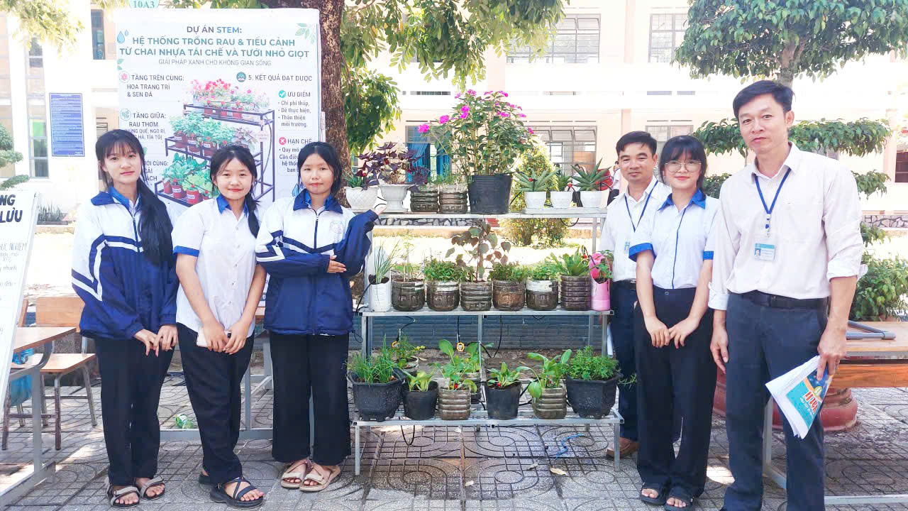 Sản phẩm môn công nghệ: hệ thống trồng rau và tiểu cảnh từ chai nhựa tái chế và tưới nhỏ giọt