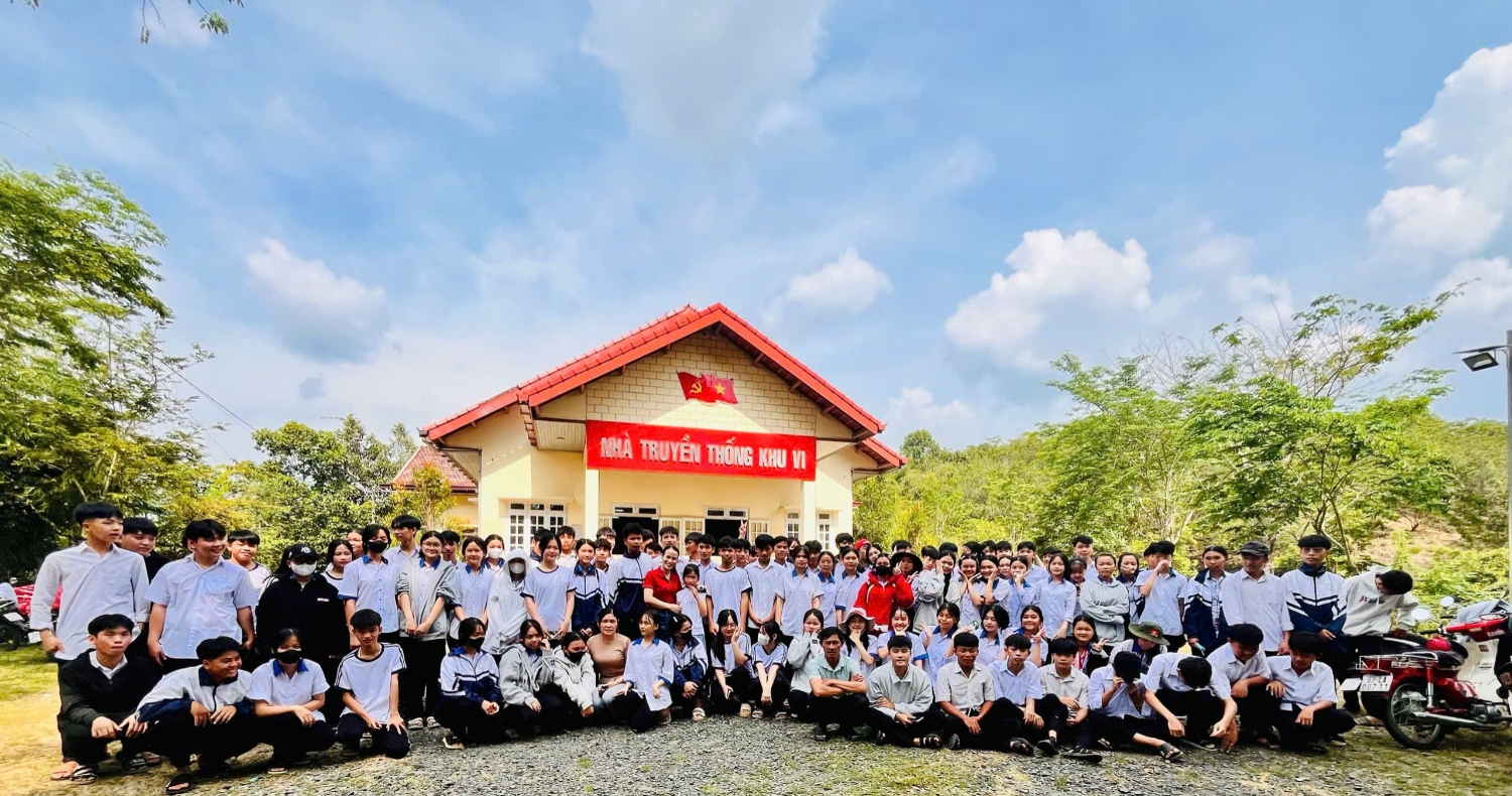 Đoàn học sinh khối 10 tham quan Khu di tích lịch sử cách mạng - căn cứ khu VI