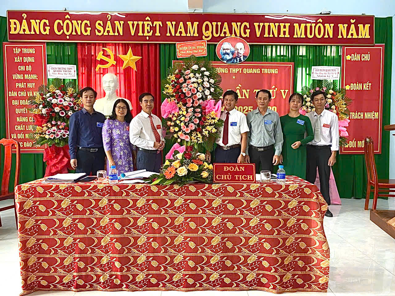 hinh huyen uy tang hoa