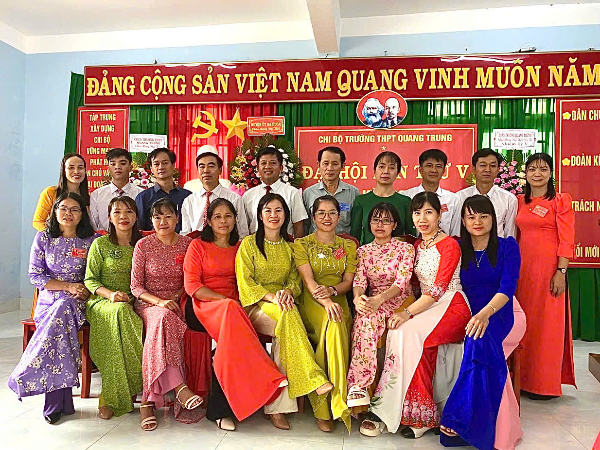 Tập thể Chi bộ Trường THPT Quang Trung chụp hình lưu niệm cùng đoàn Đại biểu