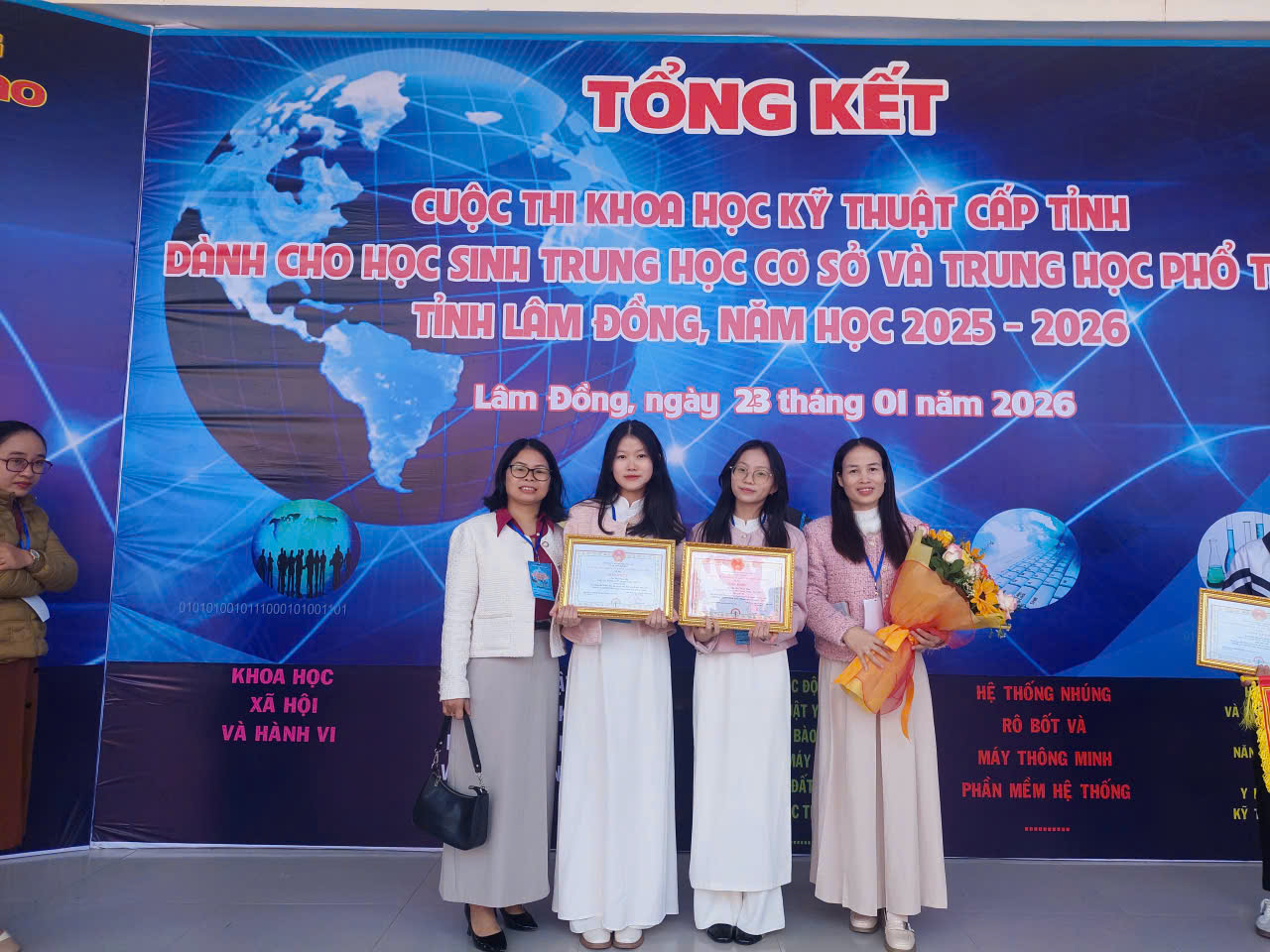 HS chụp hình lưu niệm cùng PHT, GVHD