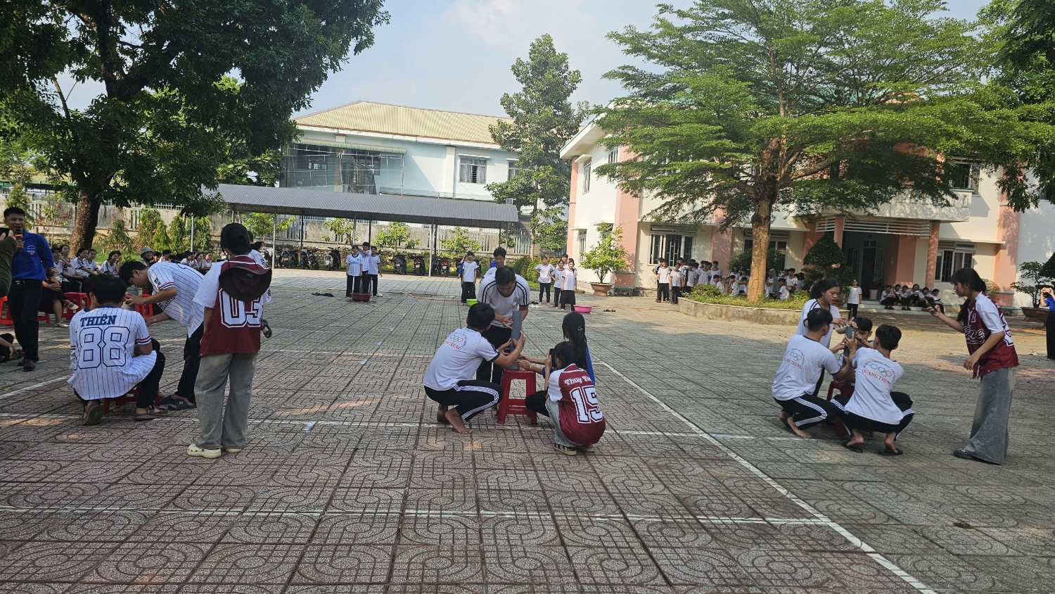 gen h ảnh đổ nước ông thủng