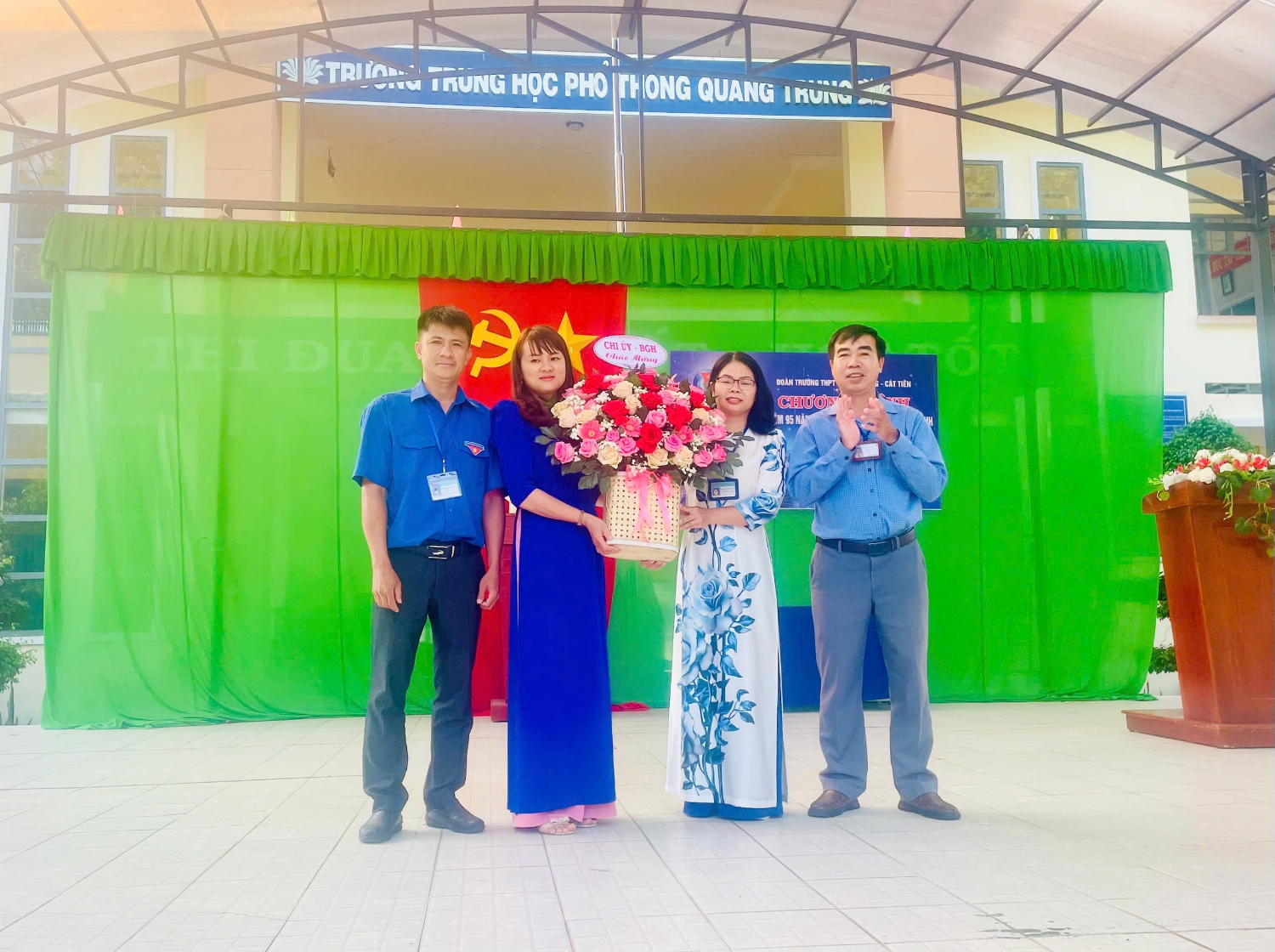 gen h ban giám hiệu chúc mừng