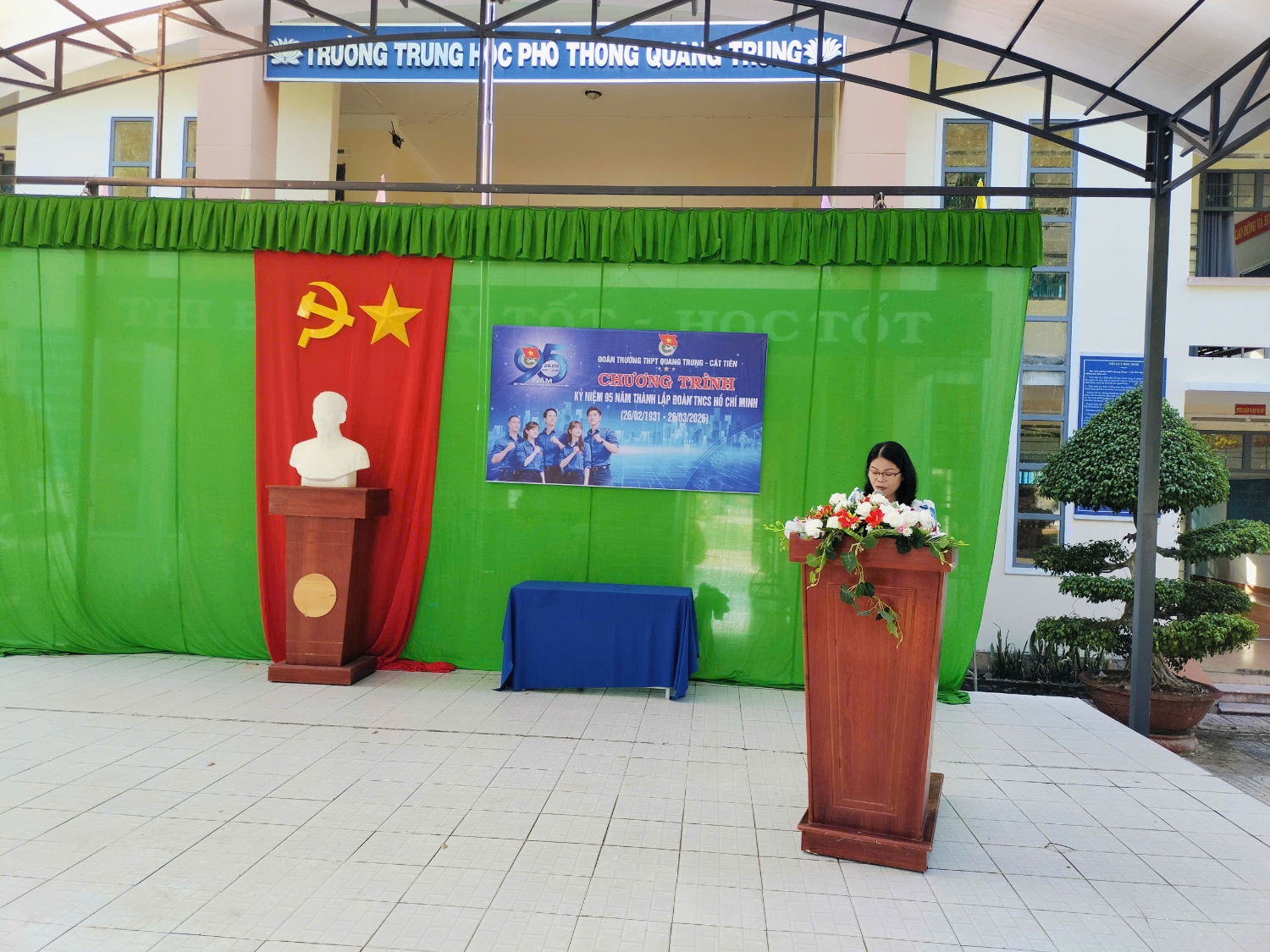  đồng chí Hương phát biểu chúc mừng