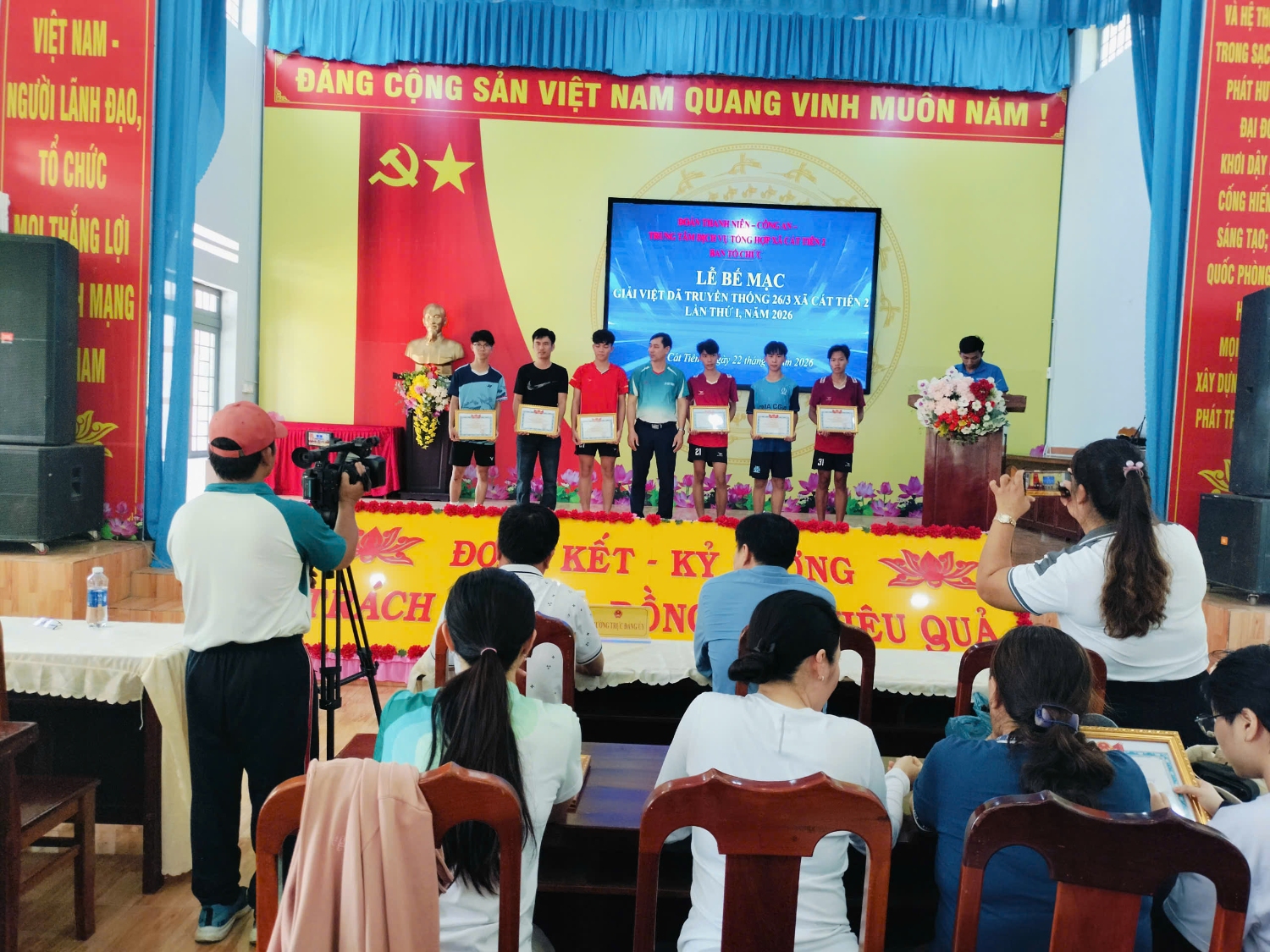 gen h học sinh đạt giải việt giã