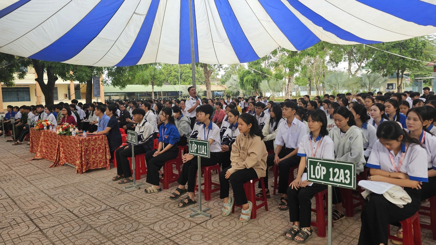 gen h ĐC Toàn hát