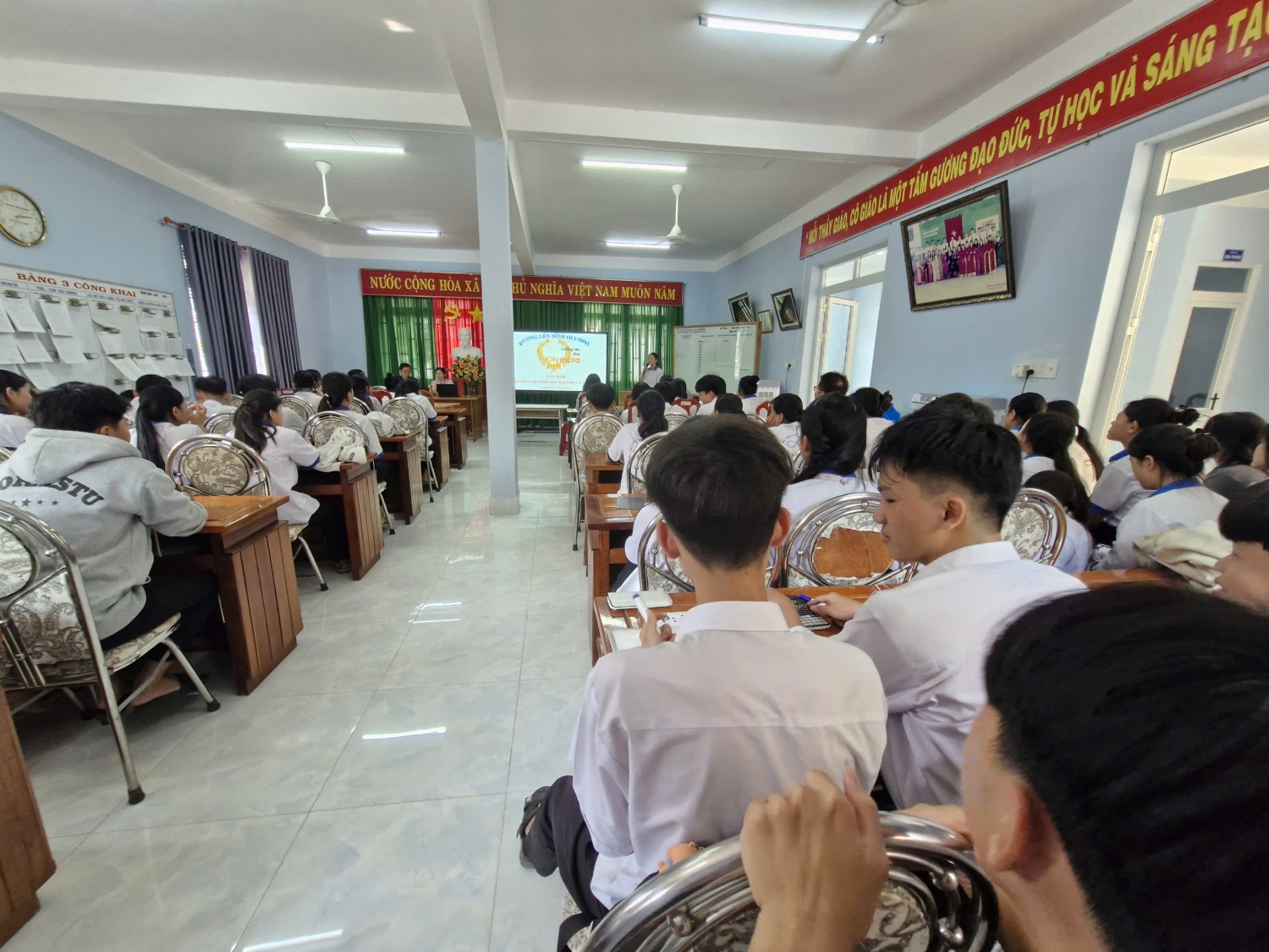 Khung cảnh phòng hội đồng