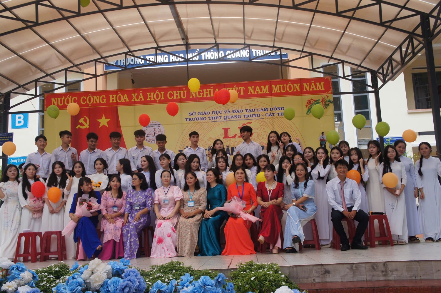 HS và GV chụp hình lưu niệm trong buổi lễ