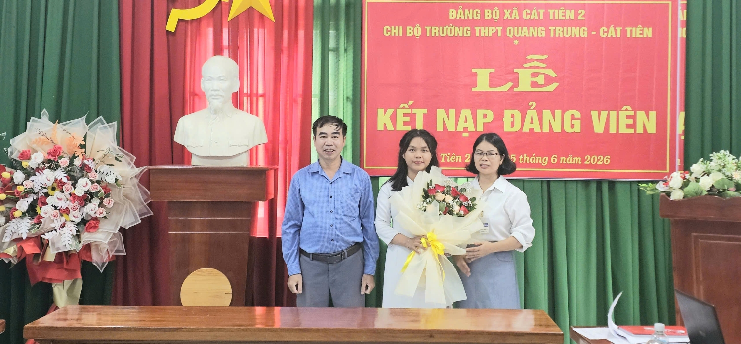 CHI BỘ TRƯỜNG THPT QUANG TRUNG - CÁT TIÊN TỔ CHỨC LỄ KẾT NẠP ĐẢNG VIÊN CHO HỌC SINH ƯU TÚ