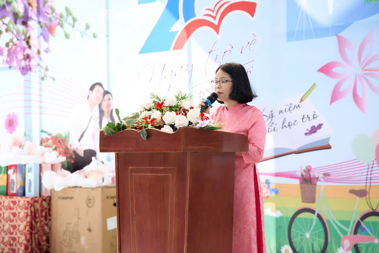 Cô Nguyễn Thị Hương, Phó Bí thư Chi bộ - Phó Hiệu trưởng phát biểu tại buổi lễ