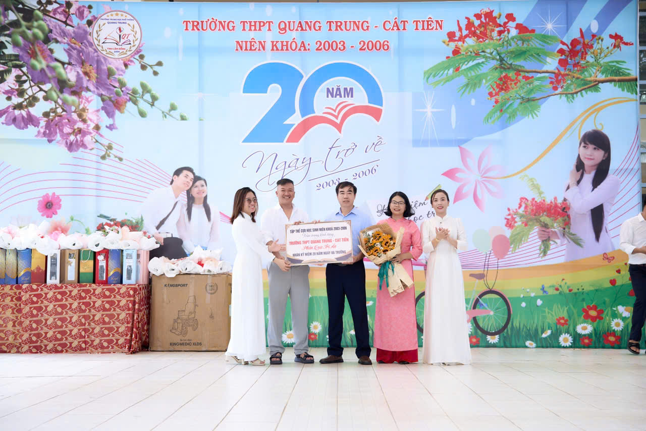 Hình ảnh cựu học sinh tặng phần quà cho nhà trường là “dàn đèn chiếu sáng sử dụng năng lượng mặt trời”