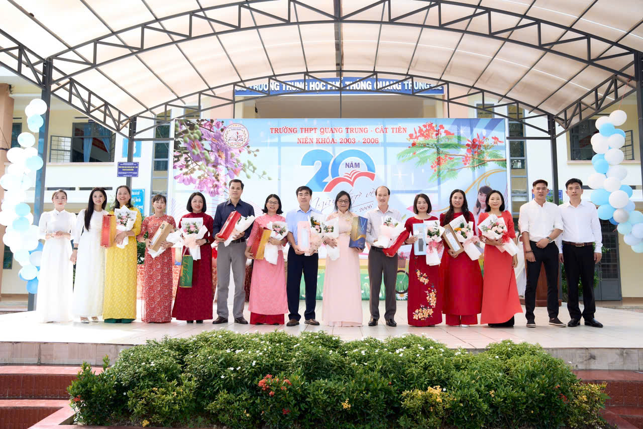 Hình ảnh cựu học sinh tặng hoa và quà cho thầy, cô