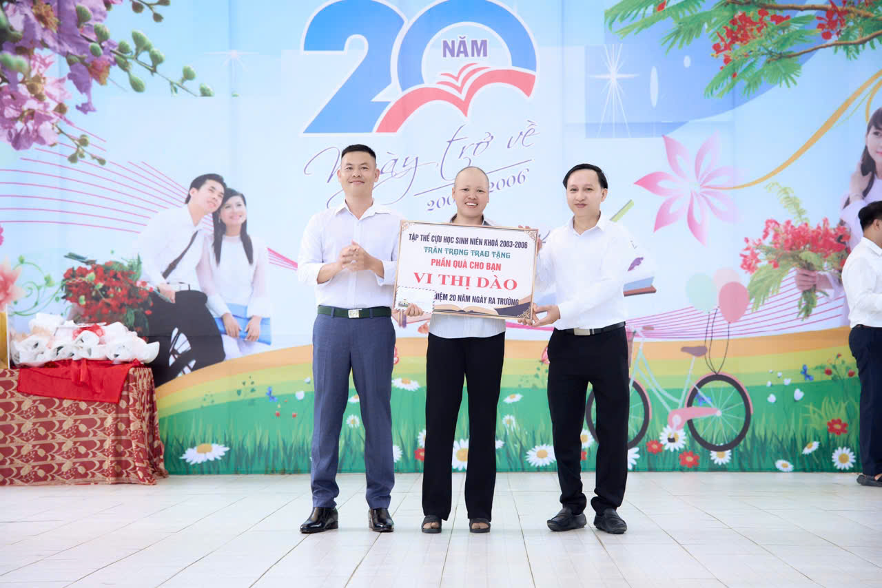 Trao tặng phần quà cho một bạn cùng khóa
