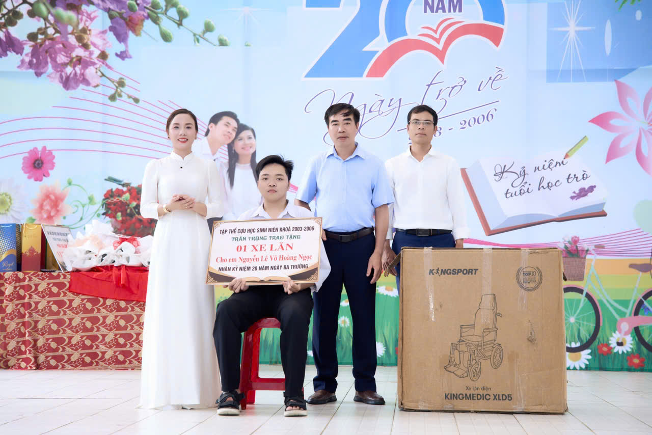 Hình ảnh trao tặng phần quà xe lăn điện cho một học sinh khuyết tật