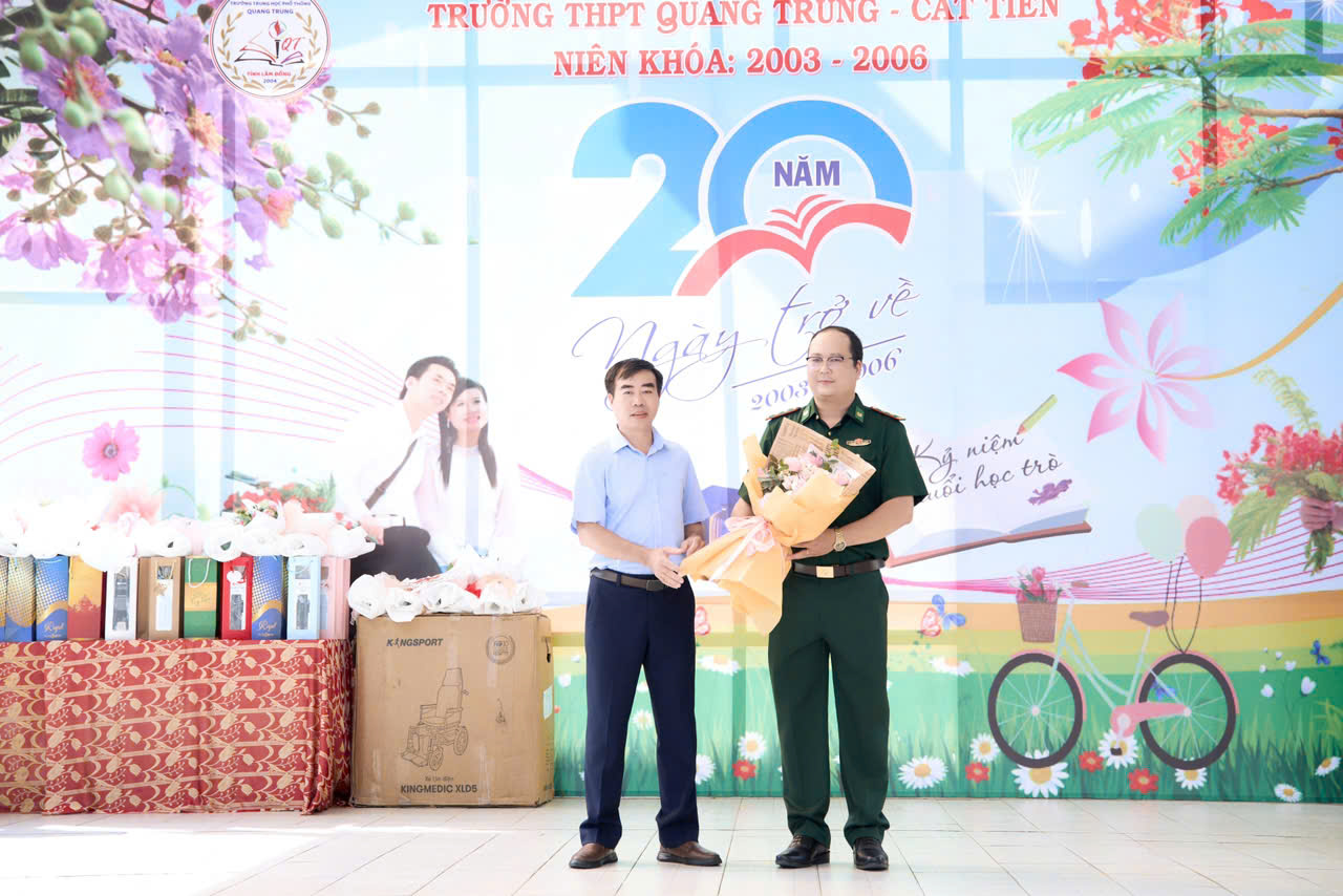 Thầy Nguyễn Văn Quân - Bí Thư chi bộ- Hiệu trưởng nhà trường tặng quà cho đại diện cựu học sinh