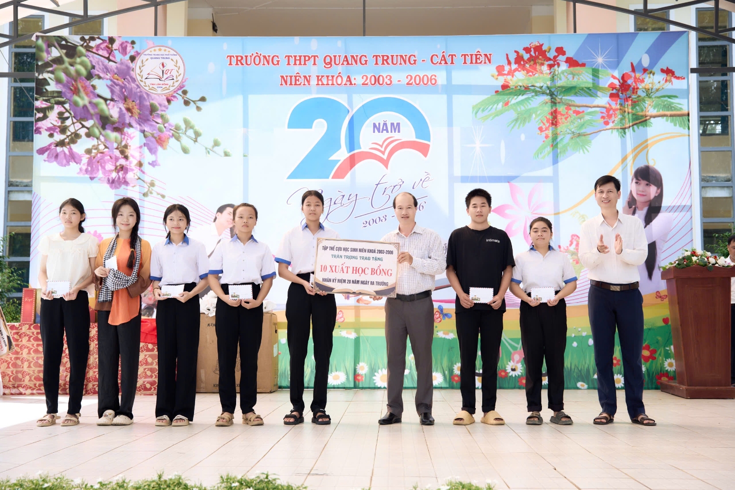 Trao tặng 10 xuất học bổng cho các em học sinh có hoàn cảnh khó khăn